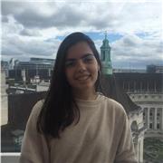 Estudiant d'Economia imparteix clases de repàs escolar per a nens i adolescents